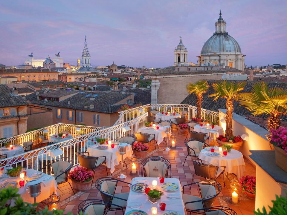 Roman pasta and pizza spread on a trattoria table